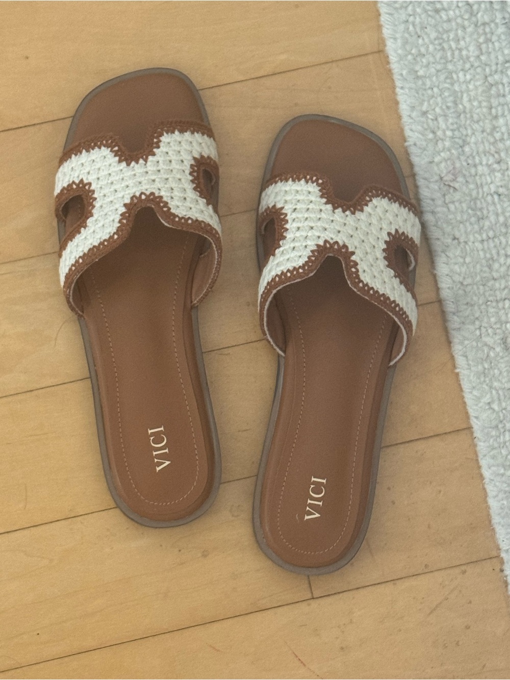 Vici New Women's Tan and White Woven Slide Sandals